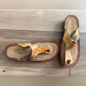 L'Artiste by Spring Step Aldora Leather Floral Thong Wedge Sandals Sz 39 US8.5